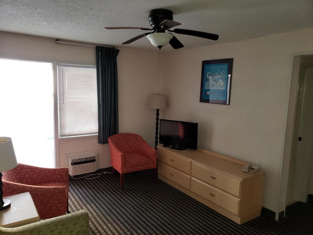 Sitting area with TV and dresser in the double room